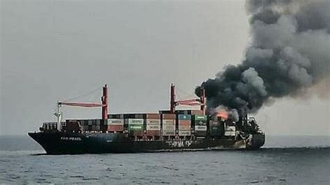 cargo ship attacked in red sea